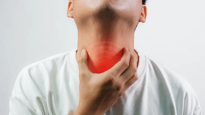 Желіде ер адам балықты аузына салып жатыр